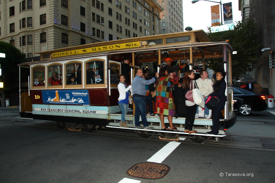 Туристам особенно нравится ехать, стоя на подножке трамвая