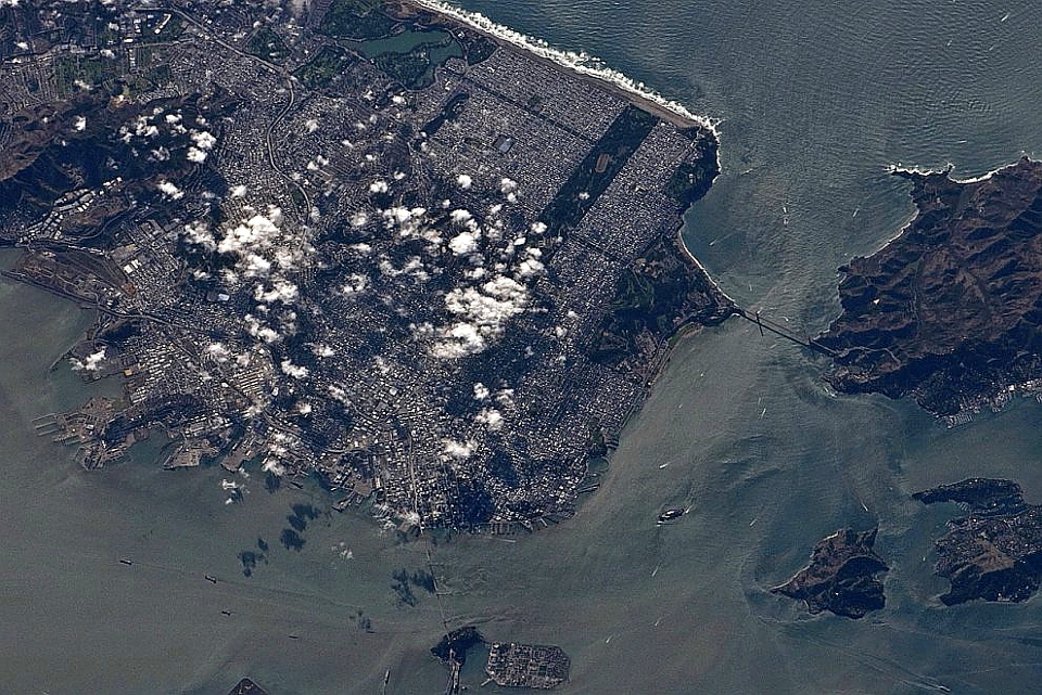 На снимке со спутника хорошо виден мост Голден Гейт, который соединяет Сан-Франциско (слева) и северную часть Калифорнии
