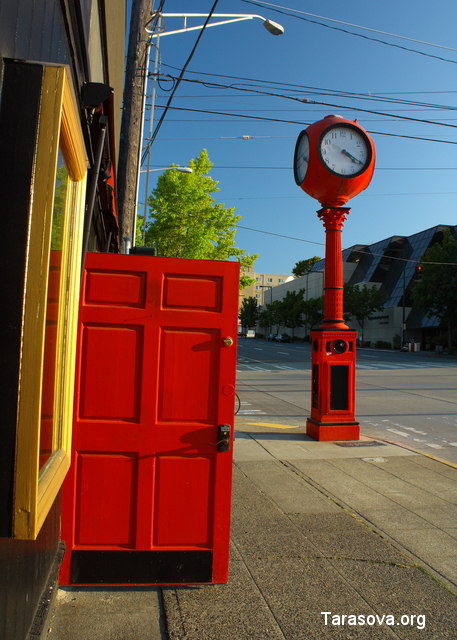 Часы, выкрашенные в ярко-красный цвет часы стоят здесь с 1936 года
