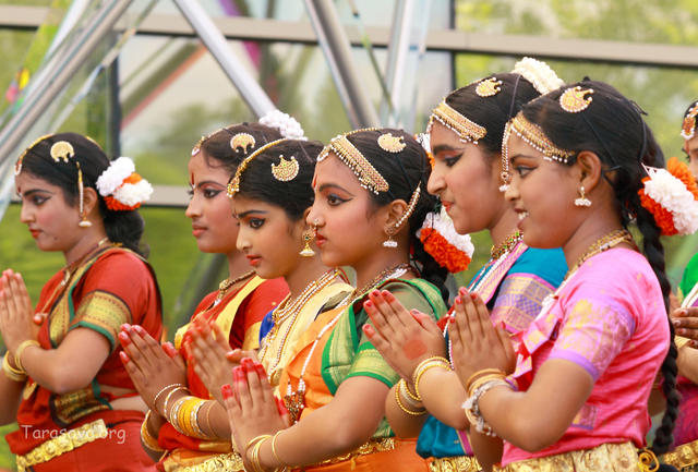 Выступление индийских девушек-танцовщиц 