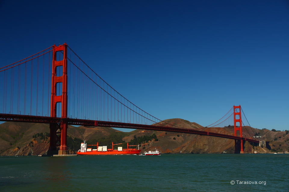 Крупная баржа проходит под мостом в порт Сан-Франциско