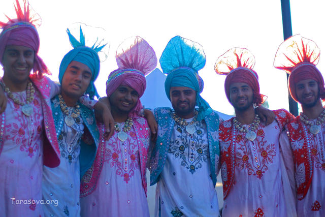  Индийские танцоры после своего выcтупления