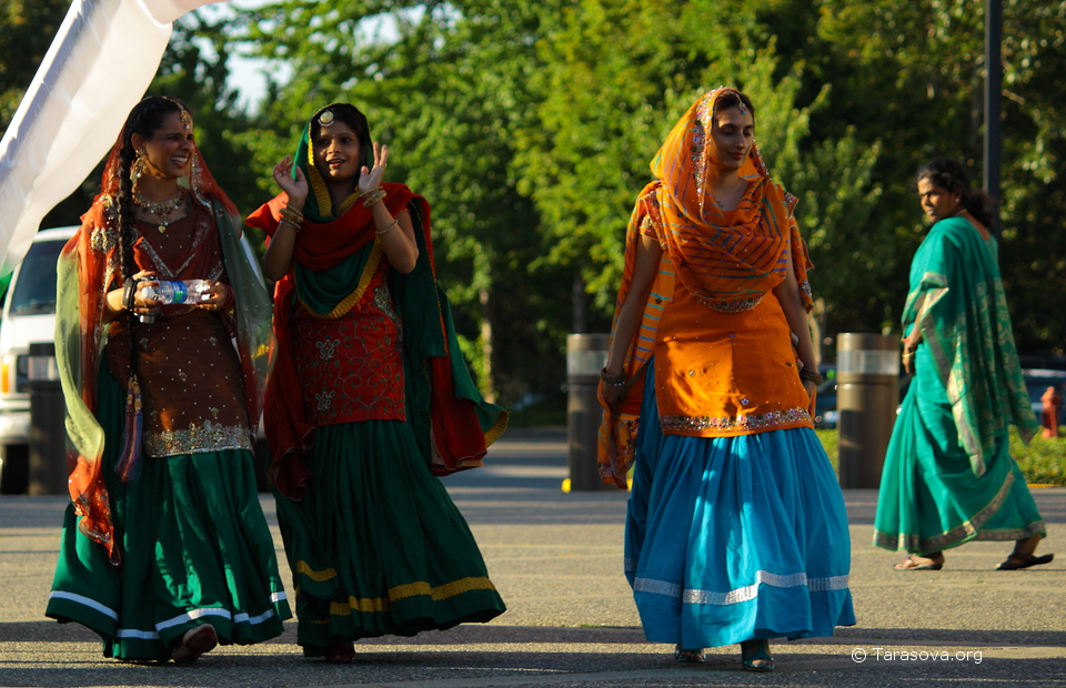 На ежегодном индийском фестивале Ананда-Мела выступают много фольклорных групп