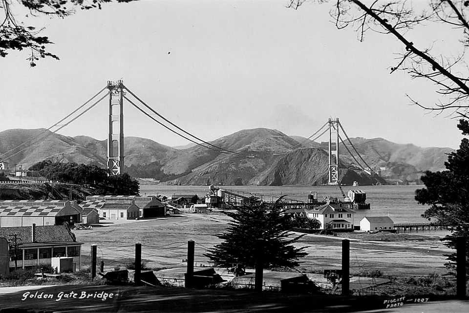 Этап строительства Золотых Ворот в Сан-Франциско - на две опоры будущего моста укрепили тросы