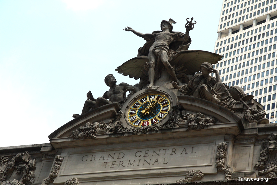 Часы диаметром более 4-х метров сделаны известной фирмой Tiffany