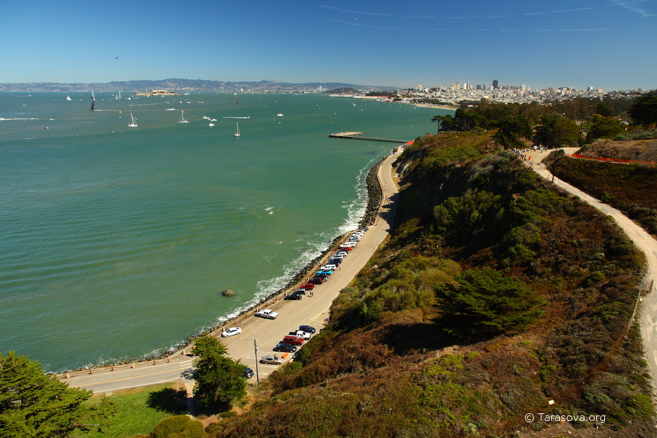 Припарковав машину у берега залива San Francisco Bay, можно по дорожке подняться к мосту