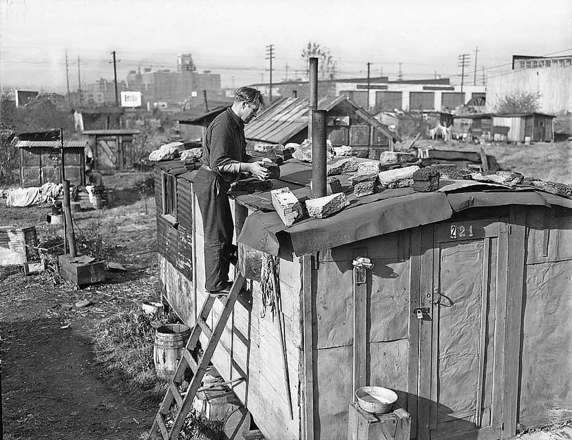 Безработный укрепляет крышу своего домика
