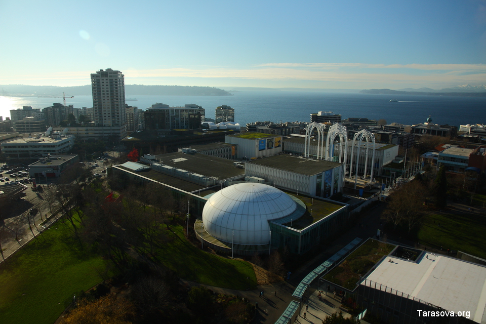 Внизу – замечательный интерактивный музей Pacific Science Center, выше – залив Puget Sound