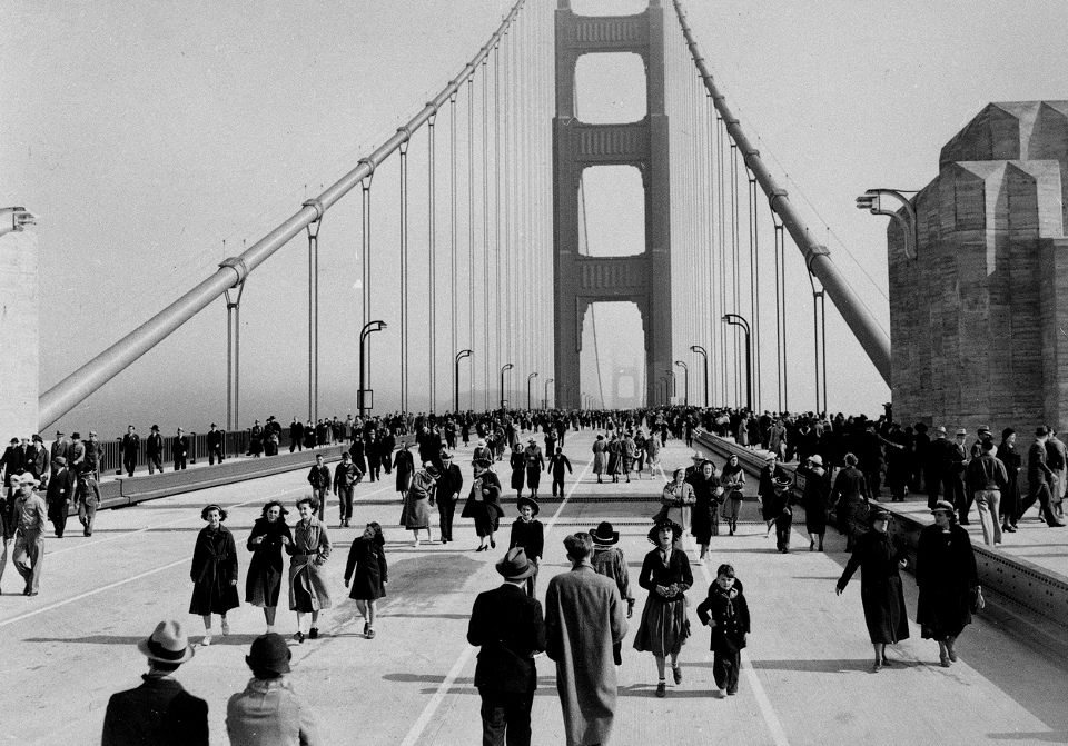 27 мая 1937 года в 6 часов утра мост был открыт сначала только для пешеходов