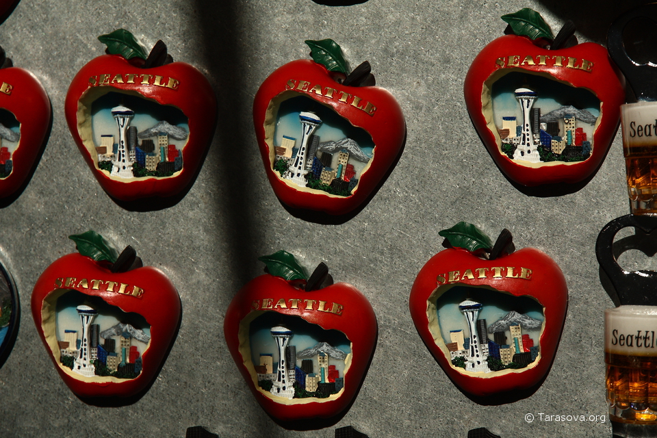 Яблоко – популярный символ Сиэтла и штата Вашингтон, так как штат занимает первое место в США по производству яблок, малины и хмеля
