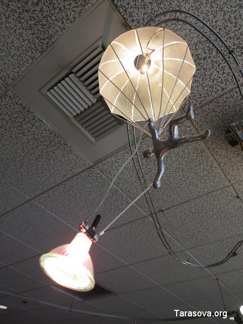 Светильник декорирован фигуркой парашютиста