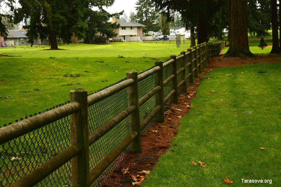 Ограда между полем для гольфа и парком