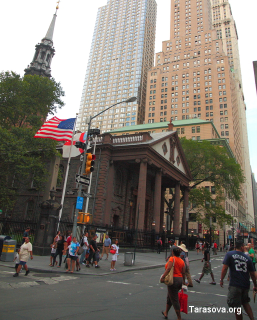 Старейшее здание Манхэттена на углу  Broadway и Fulton St – капелла Святого Павла