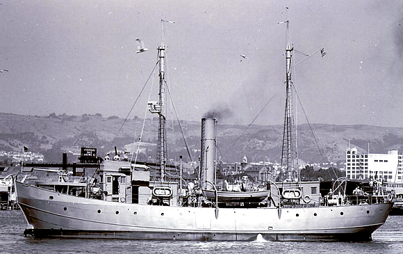 Во время Второй мировой войны Swiftsure был перекрашен в серый цвет и поставлен на службу в качестве судна береговой охраны