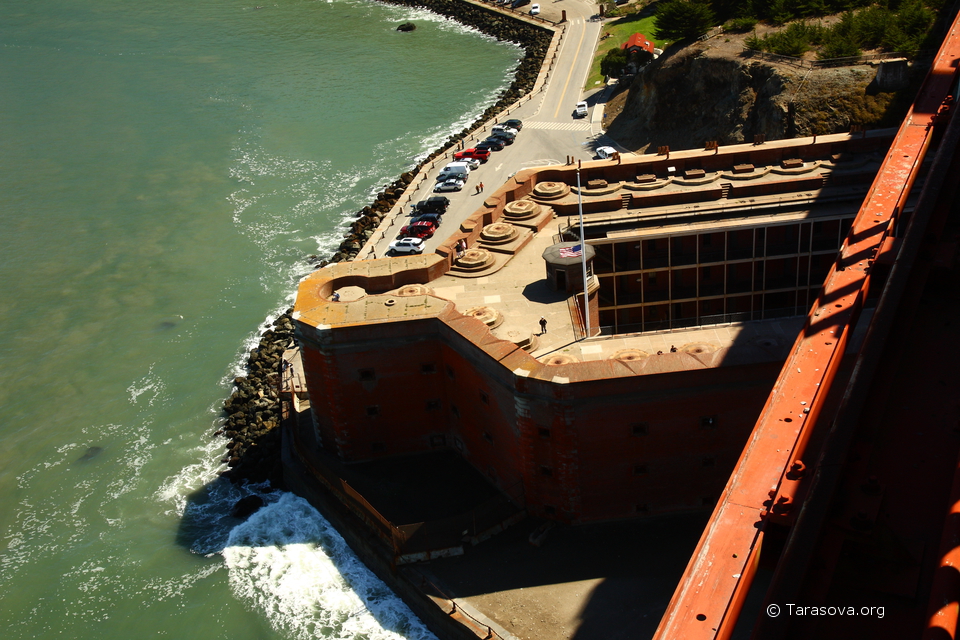 Крепость Fort Point хорошо видна с моста Golden Gate