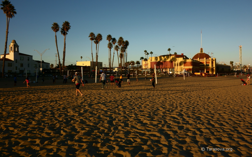 На пляже обустроено много площадок для пляжного волейбола