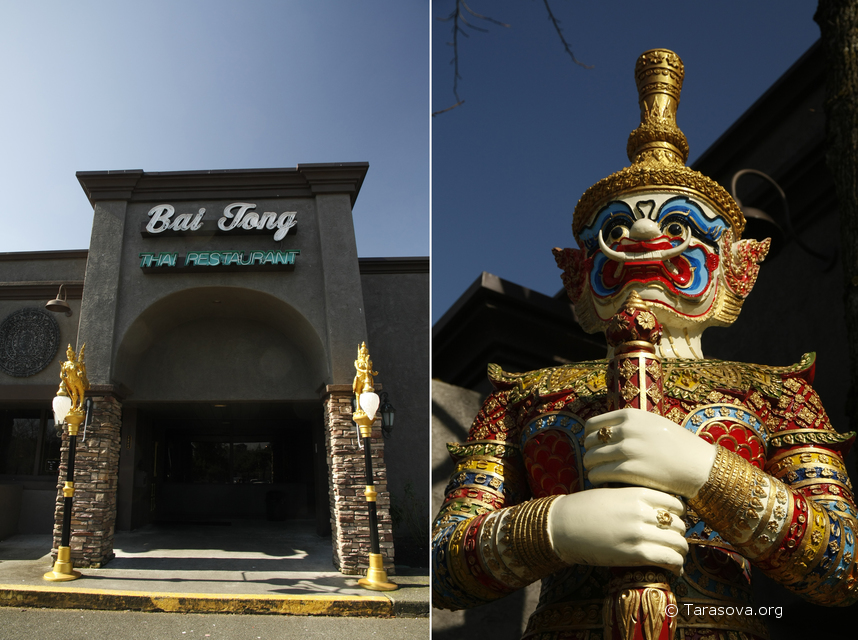 Слева - вход в ресторан, справа - скульптура воина крупным планом