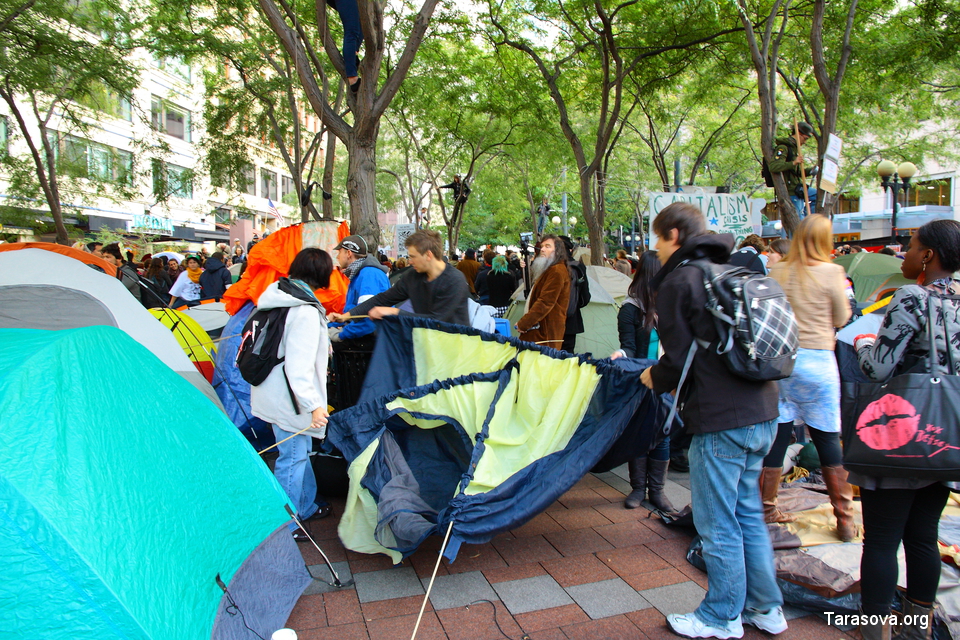Демонстранты разворачивают палаточный городок