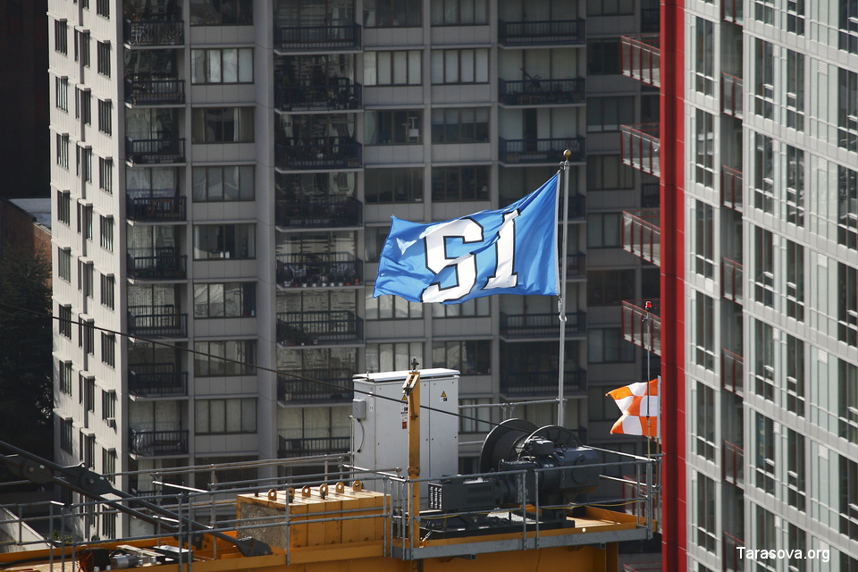 Флаг 12-го игрока водрузили на строительном кране