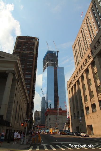 Справа – Federal Office Building, слева первое – St Peter Roman Catholic Church, слева второе  –  Underwood Typewriter tower, прямо - One World Trade Center