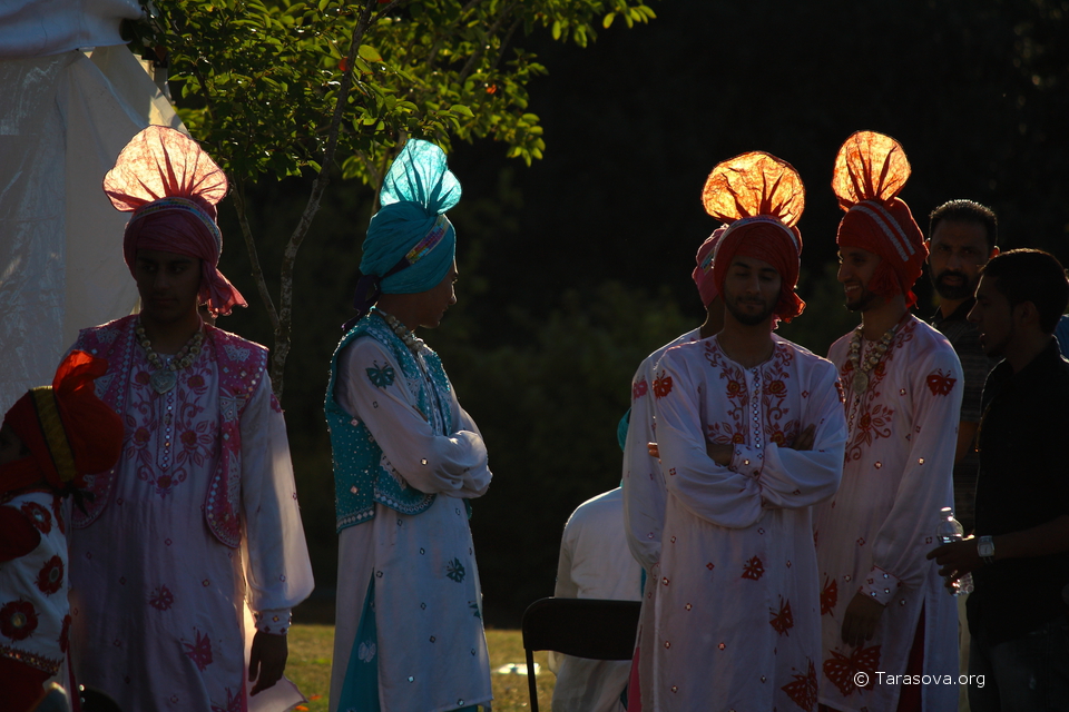 Яркие одежды участников индийского фестиваля Ананда-Мела