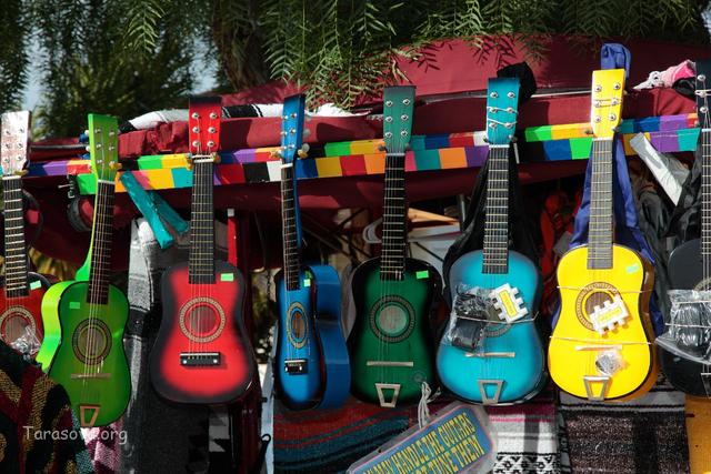 Красочные мексиканские гитары