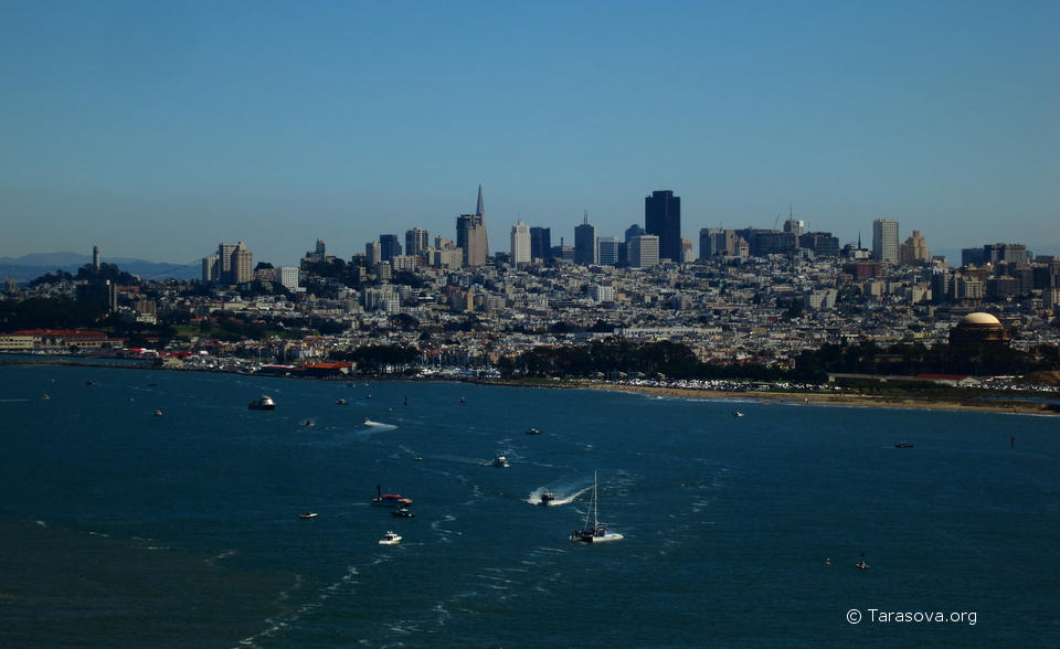 Замечательный вид на Сан-Франциско, открывающийся с моста