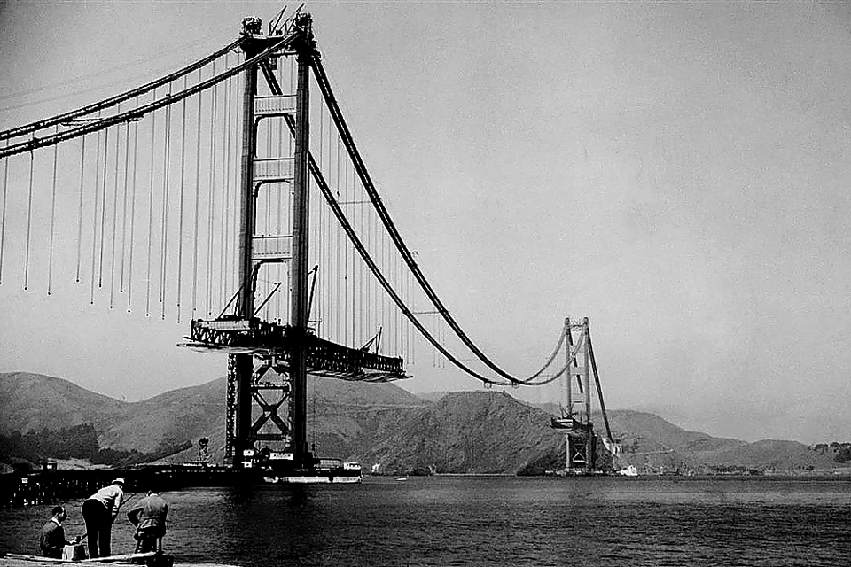 Историческое фото – начали подвешивать на тросы фрагменты пролета моста