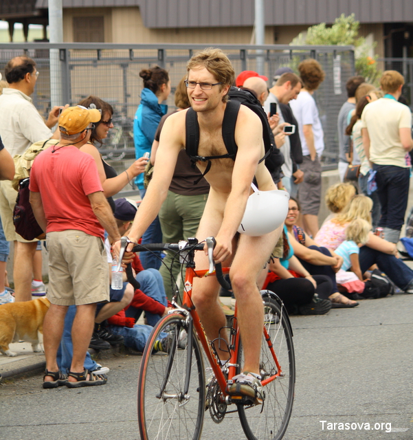 А этот участник не долго готовился к параду – сразу из душа и на велосипед