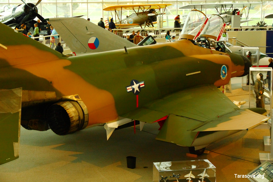 Американский истребитель-бомбардировщик Фантом F-4 (Phantom F-4)