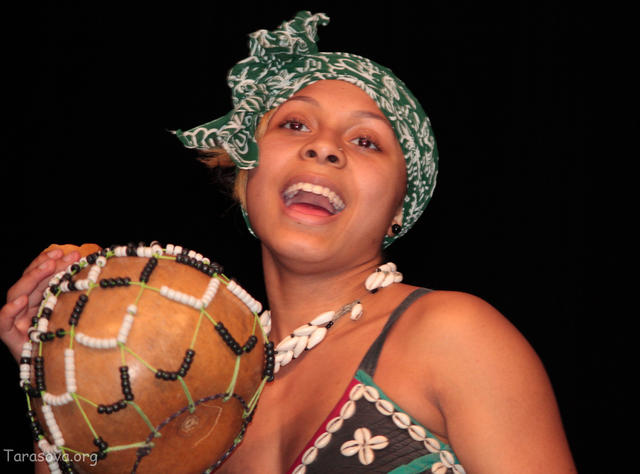 Певица поет этнические африканские песни
