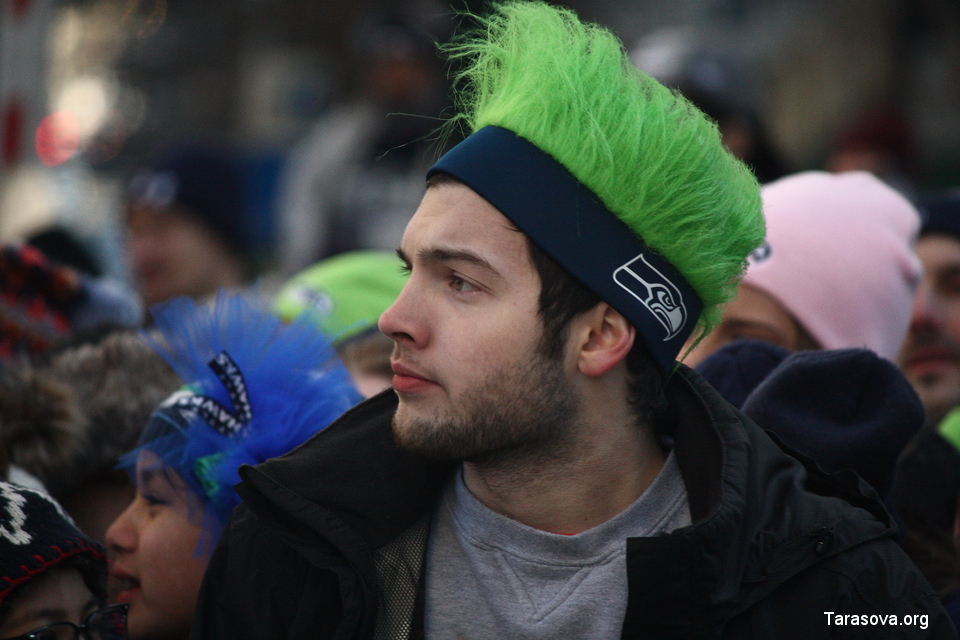 Фанат Seahawks в шапке сине-зеленой расцветки любимой команды