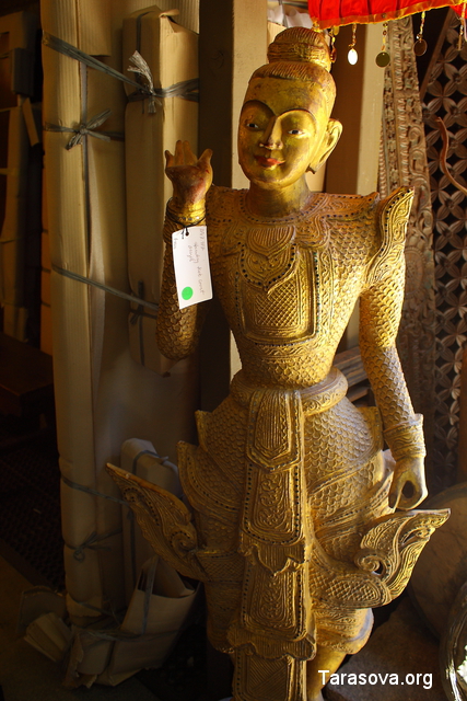  Будда украшен драгоценностями и королевскими атрибутами 