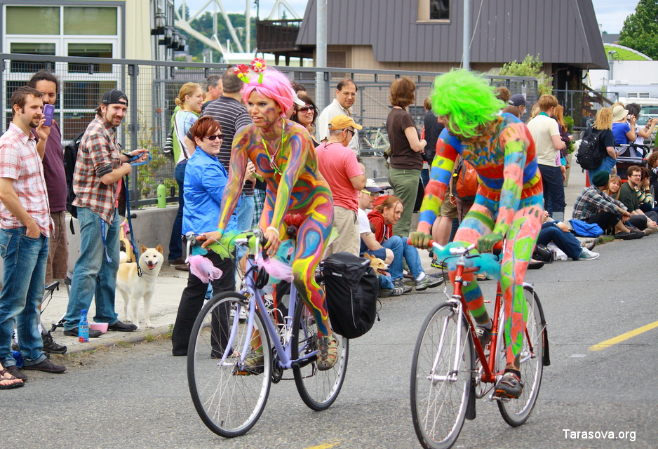  Велосипедисты украшены боди-арт 