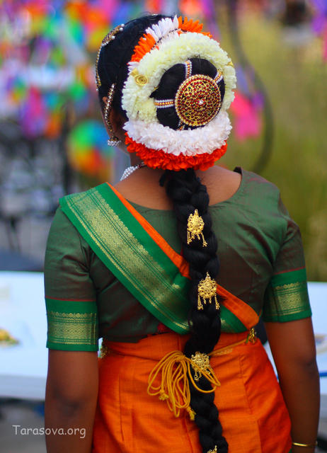  На исполнительнице индийского храмового танца - огромное число украшений 