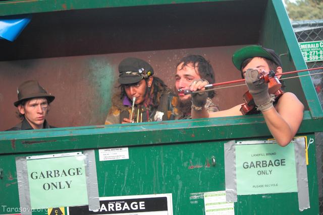 Музыканты в мусорном баке