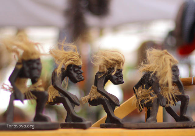 Маленькие деревянные скульптуры танцующих человечков