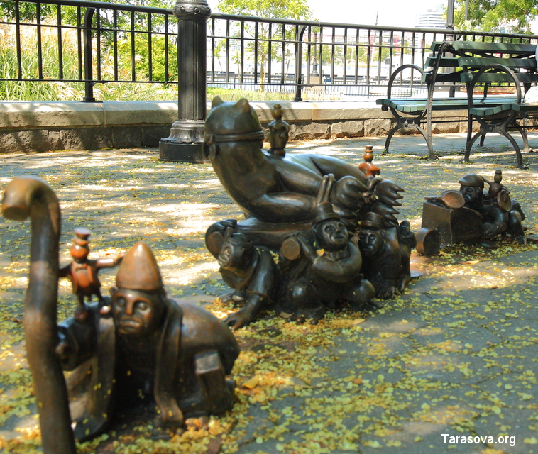 Забавные бронзовые фигурки  в парке Nelson Rockfeller Park