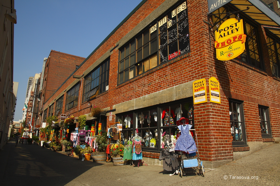 На территории Pike Place Market на первых этажах исторических зданий располагаются магазинчики