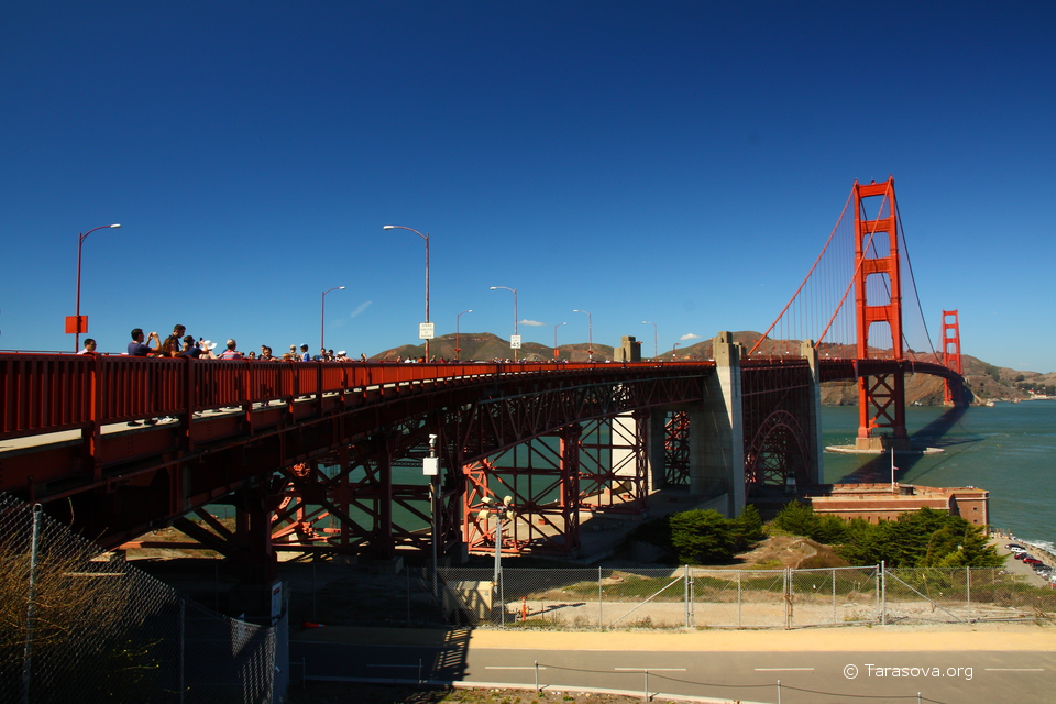Мост изначально был покрашен в красный цвет, потому что данная краска содержит свинцовый компонент, защищающий сталь от ржавчины