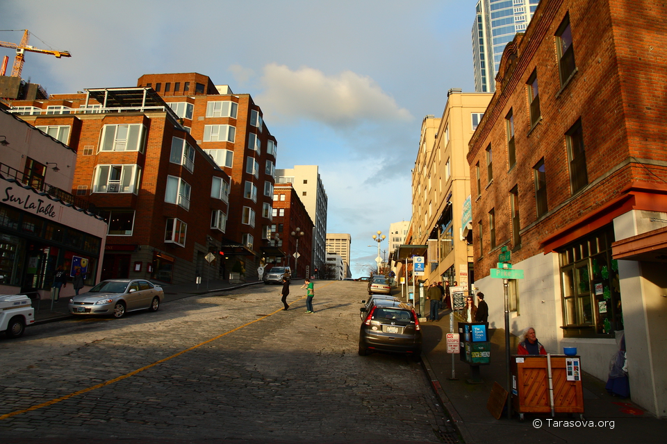 Улица Pine St начинается с улицы Pike Place и ведет наверх к центру Сиэтла