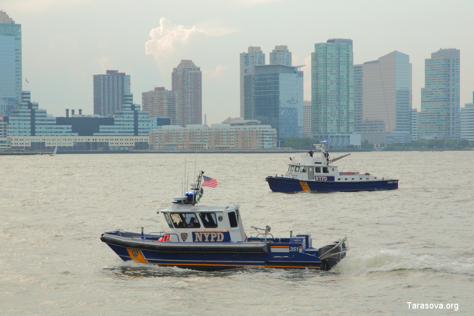 Полицейский катер обеспечивает безопасность пловца