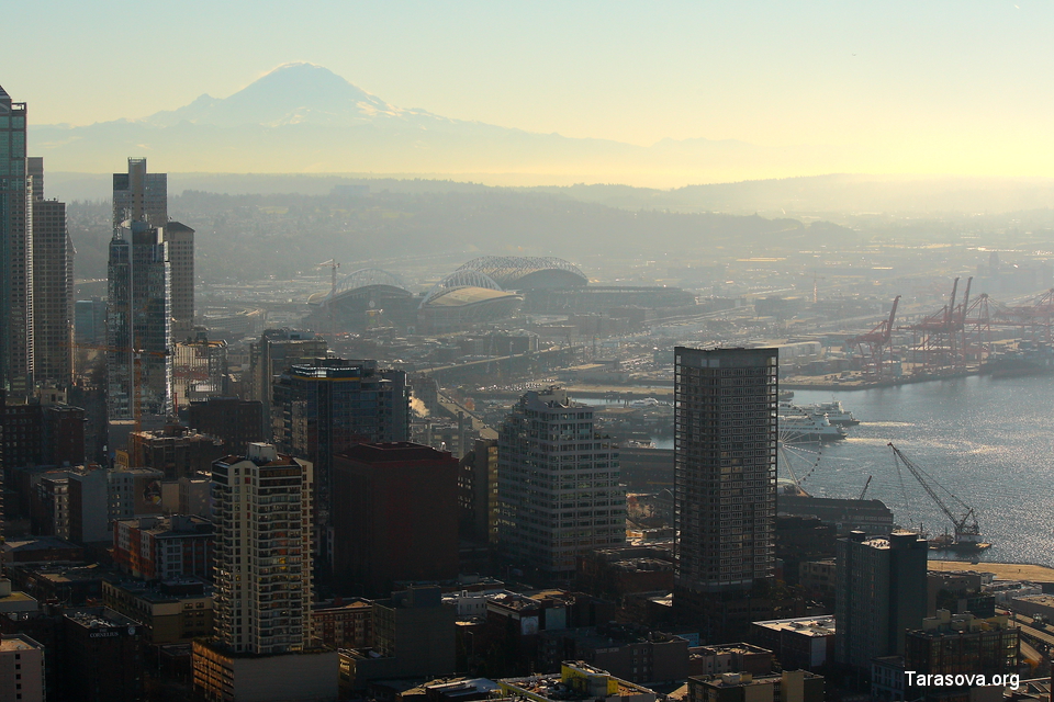 Справа – порт Сиэтла, слева – центральная часть, наверху вдалеке – гора Rainier