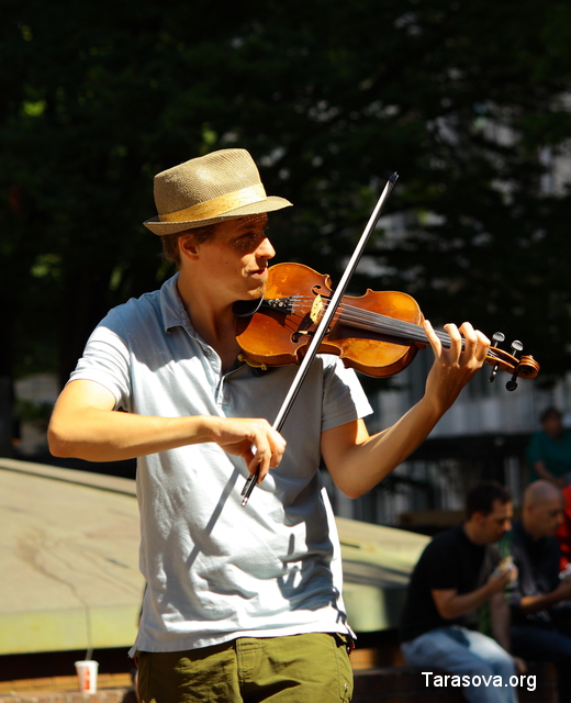 Уличный музыкант-скрипач
