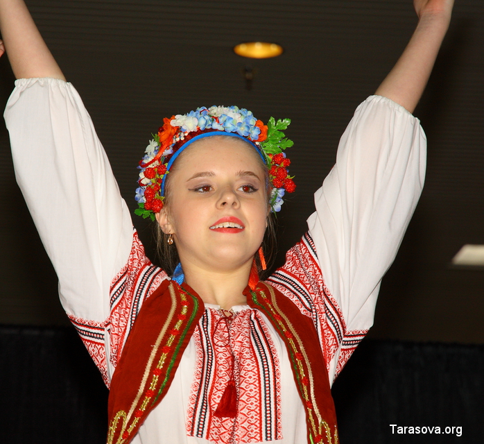 Участница фестиваля из украинской танцевальной группы Барвинок