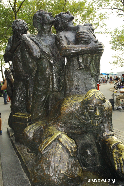 Бронзовая скульптура «Иммигранты»