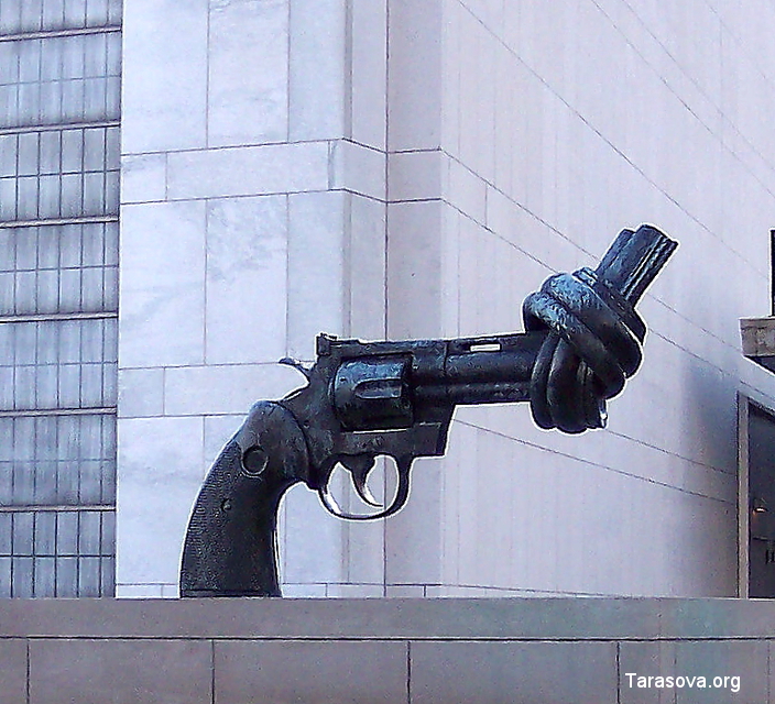 Знаменитая скульптура – оружие с перекрученным стволом