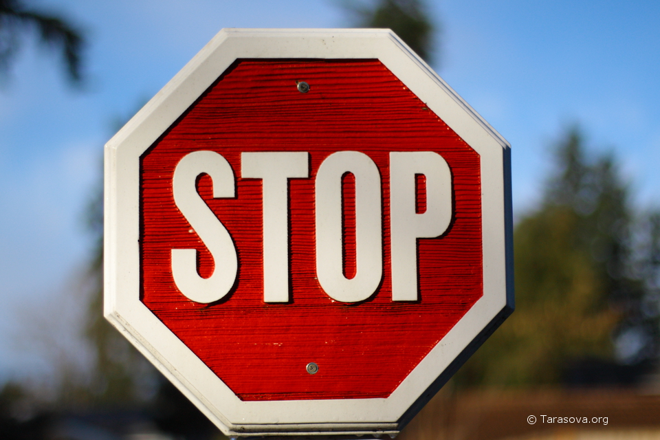 Знак Stop стоит перед выездом из жилого комплекса Пидмонт