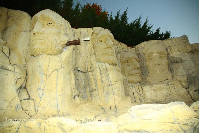 Гора Рашмор с высеченными на скалах американскими президентами 
