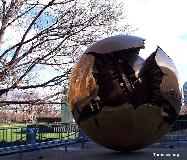 Скульптура «земной шар» была  подарена Италией